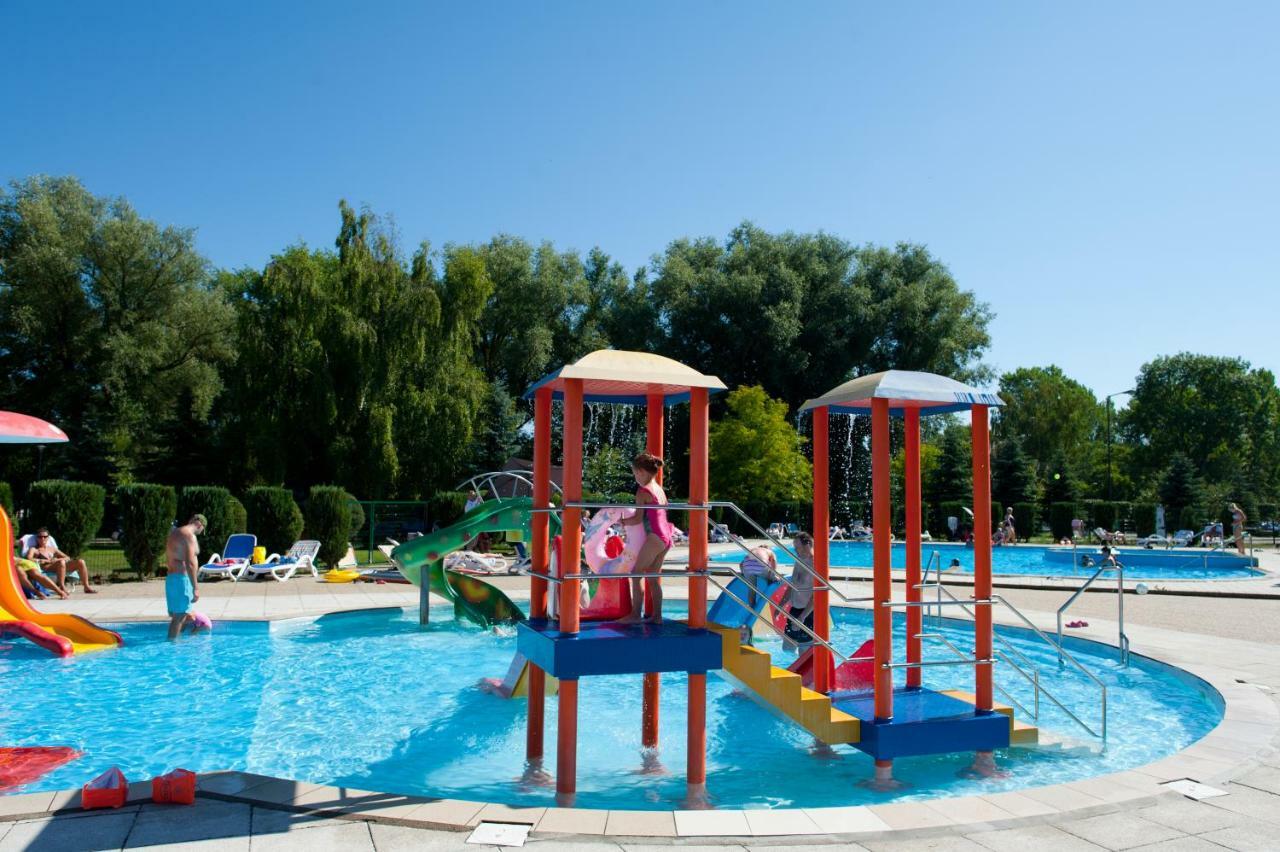 Zem-Tourist Hotell Pustkowo Exteriör bild
